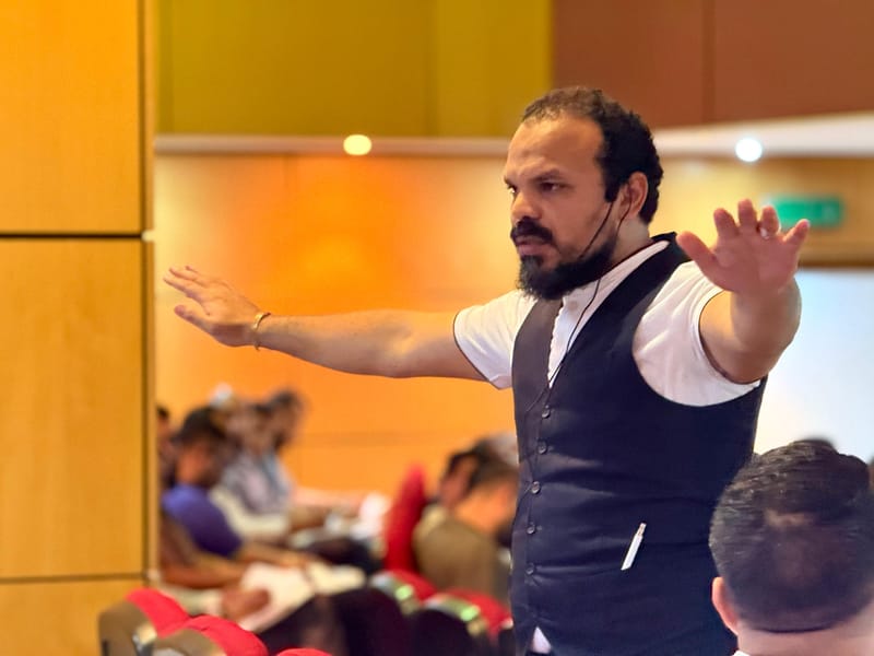 أ/ محمد ريان يدرّب في قاعة أمام الحضور.